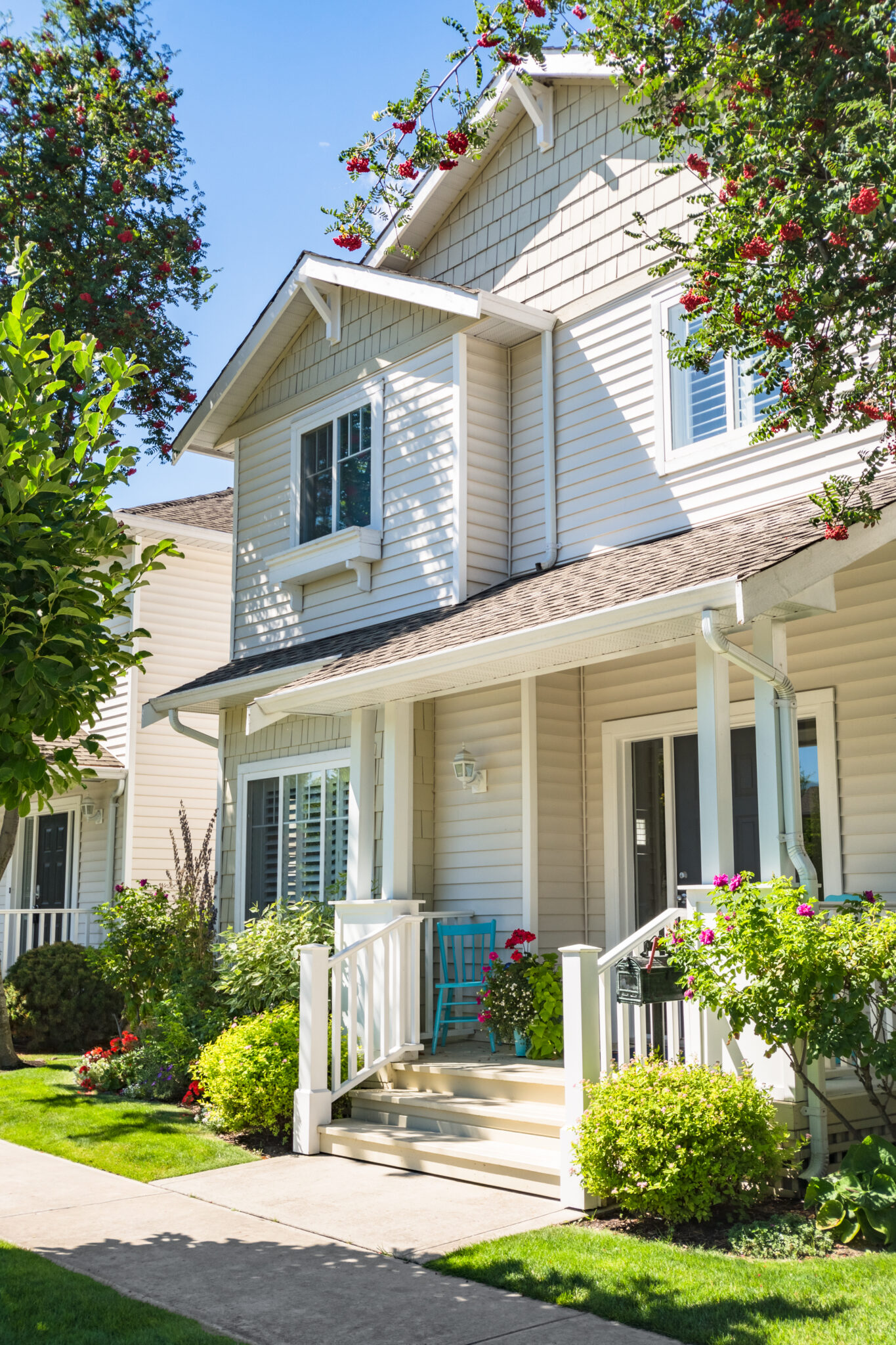 perfect neighbourhood nice entrance residential house with concrete pathway front yard bright sunny day