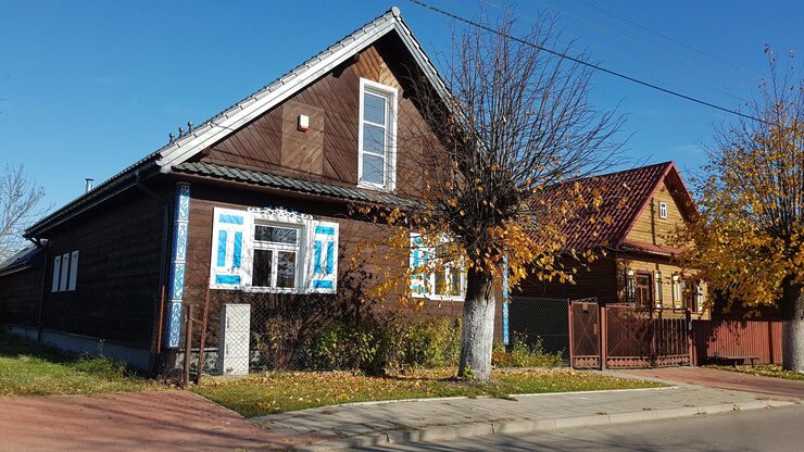 house by building against clear sky 1048944 20827355